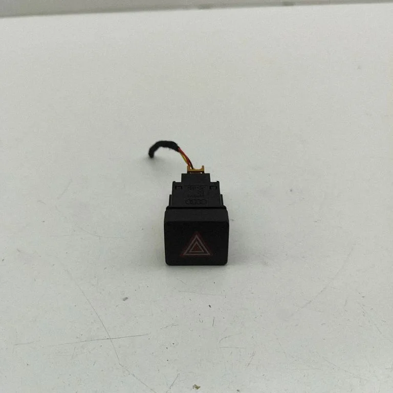 Avārijas gaismu slēdzis 8W0941509A