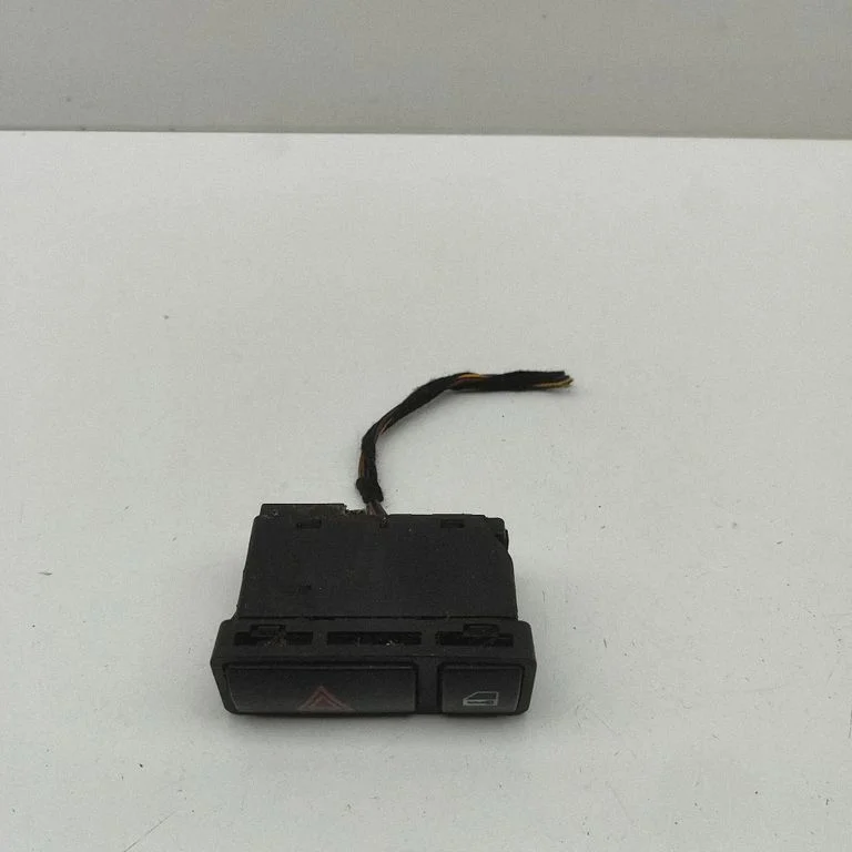 Avārijas gaismu slēdzis 8368920