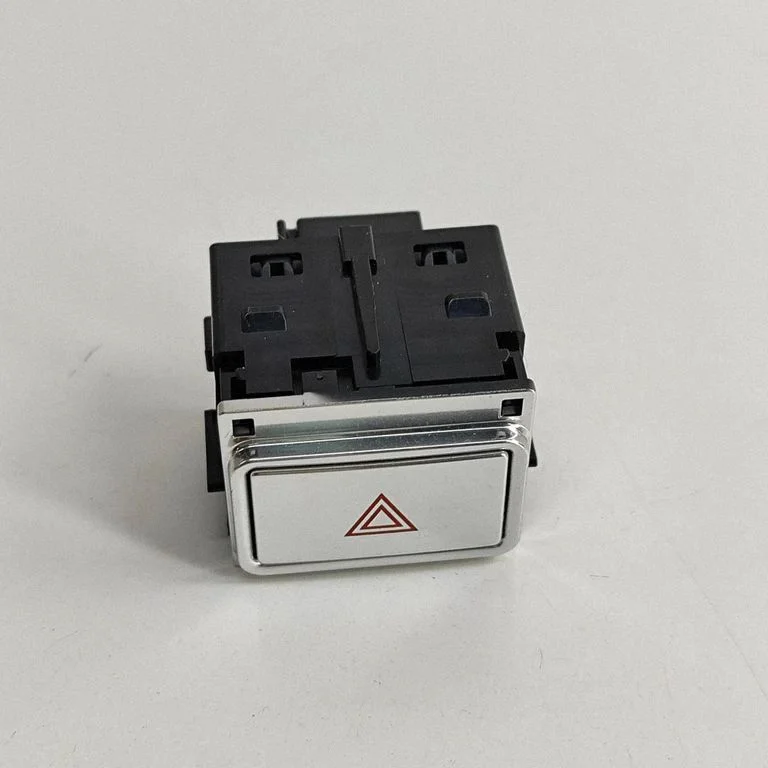 Avārijas gaismu slēdzis J9D311K656AB
