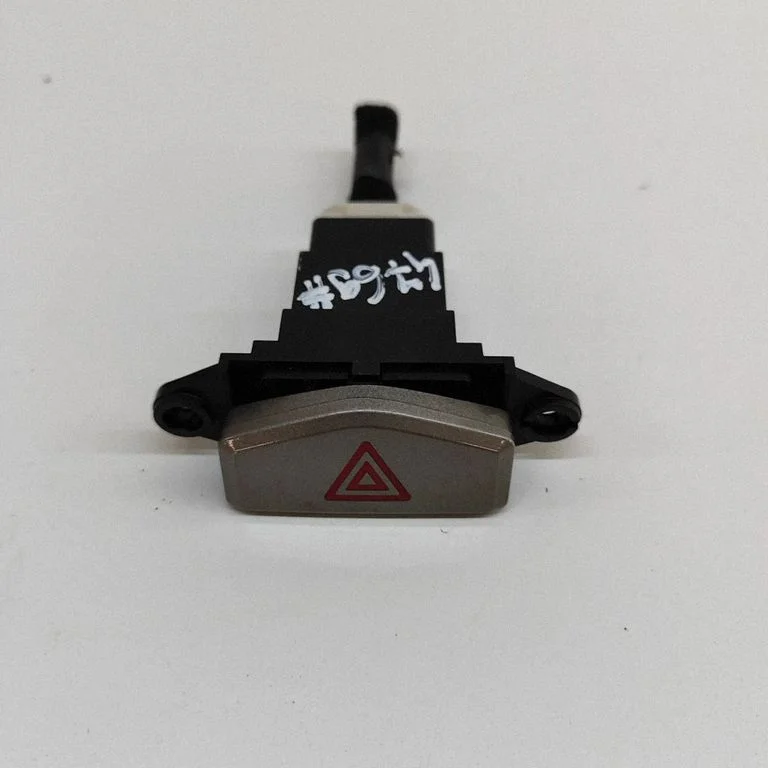 Avārijas gaismu slēdzis 864W0140