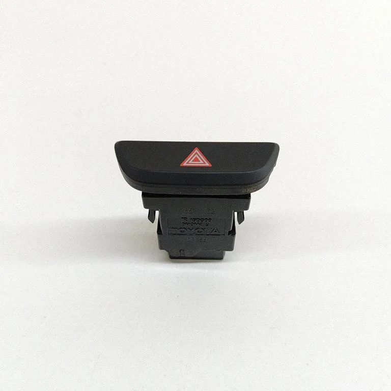 Avārijas gaismu slēdzis 843320D220