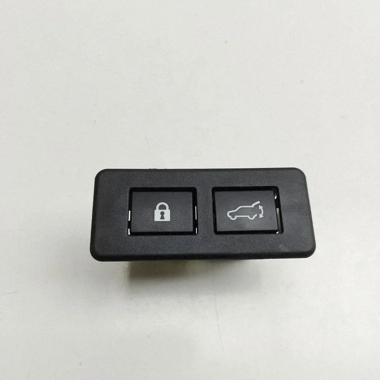 Przycisk zamykania klapy bagażnika 83385SJ000 – Subaru Forester SK (2018-2025)