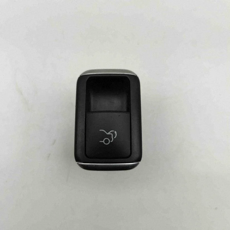 Przycisk zamykania klapy bagażnika A2079057901