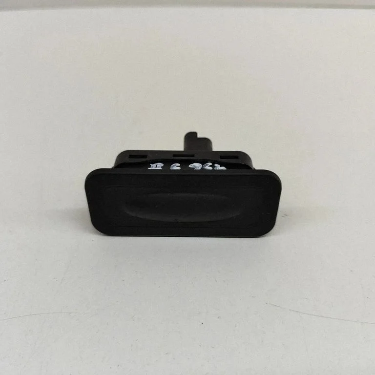 Przycisk zamykania klapy bagażnika 8200076256 – Renault Captur (2013-2020)