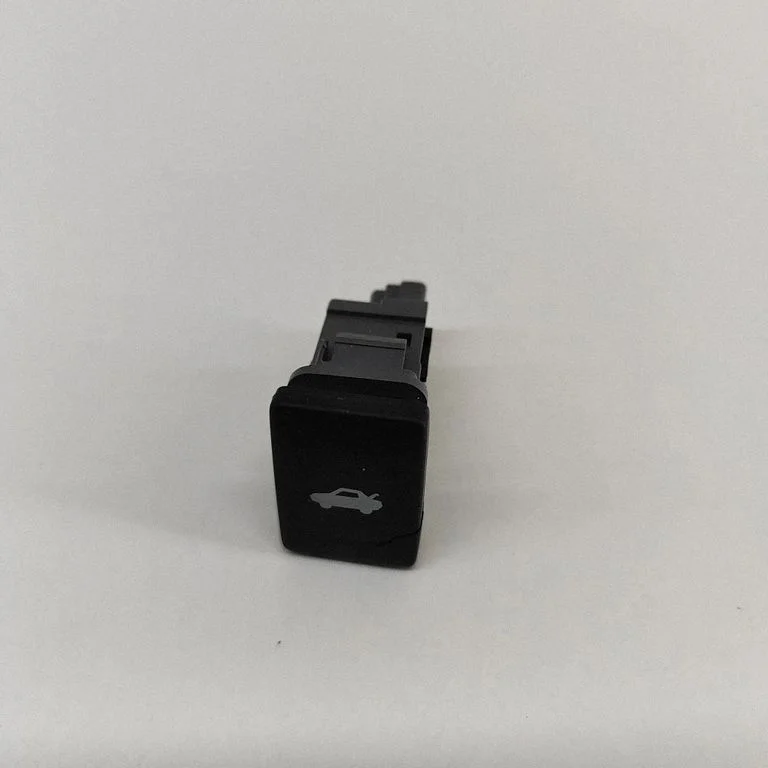 Tailgate/boot open switch button SU00302446