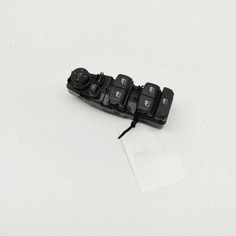 Electric window control switch 6832729