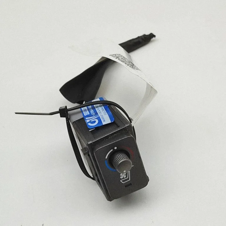 Seat heating switch 8475150130 – Lexus LS UCF30 (2001-2007)