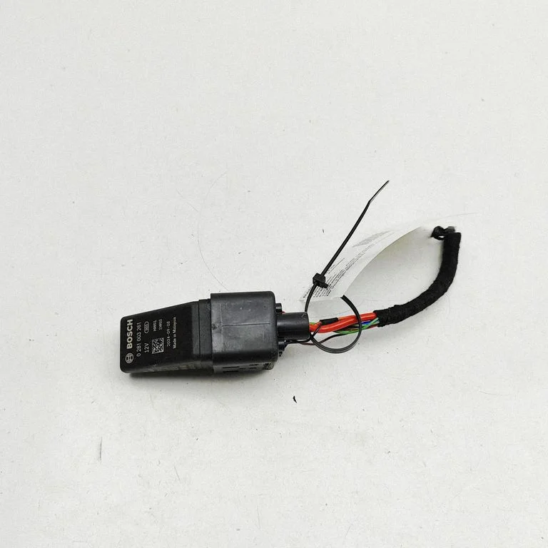 Kvēlsveču priekšuzsildes relejs 0281003261