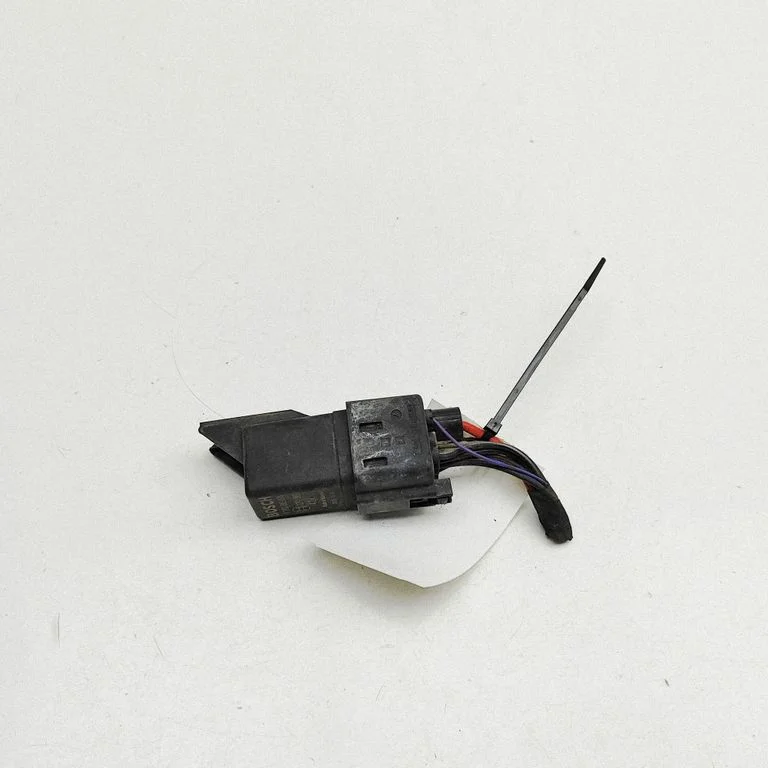 Kvēlsveču priekšuzsildes relejs 0281003038