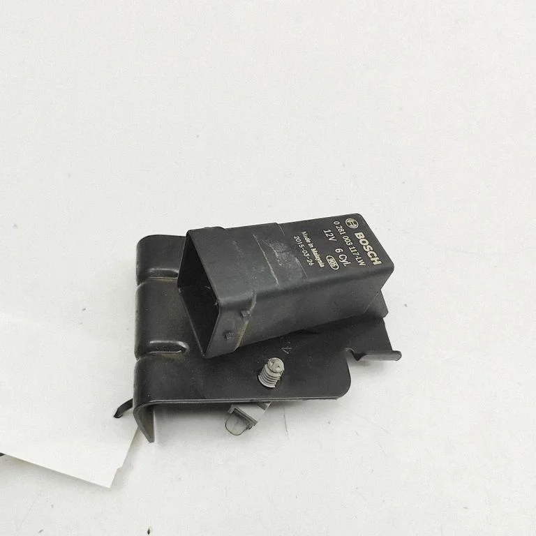 Kvēlsveču priekšuzsildes relejs 0281003117