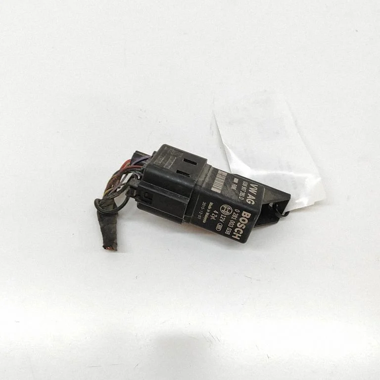 Kvēlsveču priekšuzsildes relejs 0281003038