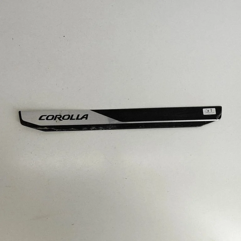 Front sill trim cover 67913YY400