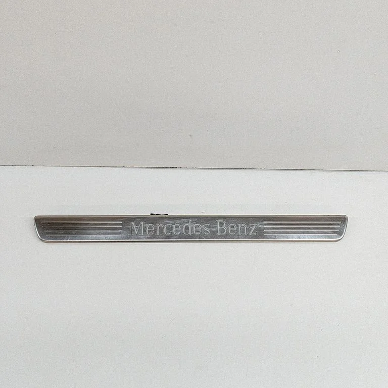 Priekinio kėbulo slenksčio apdaila