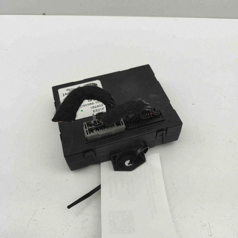 Centrālās slēgšanas vadības bloks J9D314B673AG