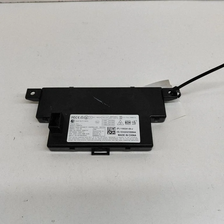 Centrālās slēgšanas vadības bloks – Tesla Model Y (2020-)