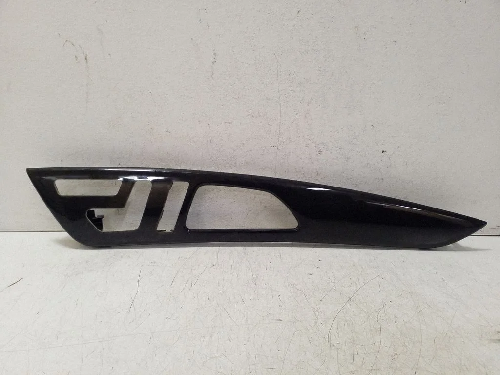 Eesmise ukse viimistlusriba – Mercedes-Benz CLS-klass C218 X218 (2011-2017)