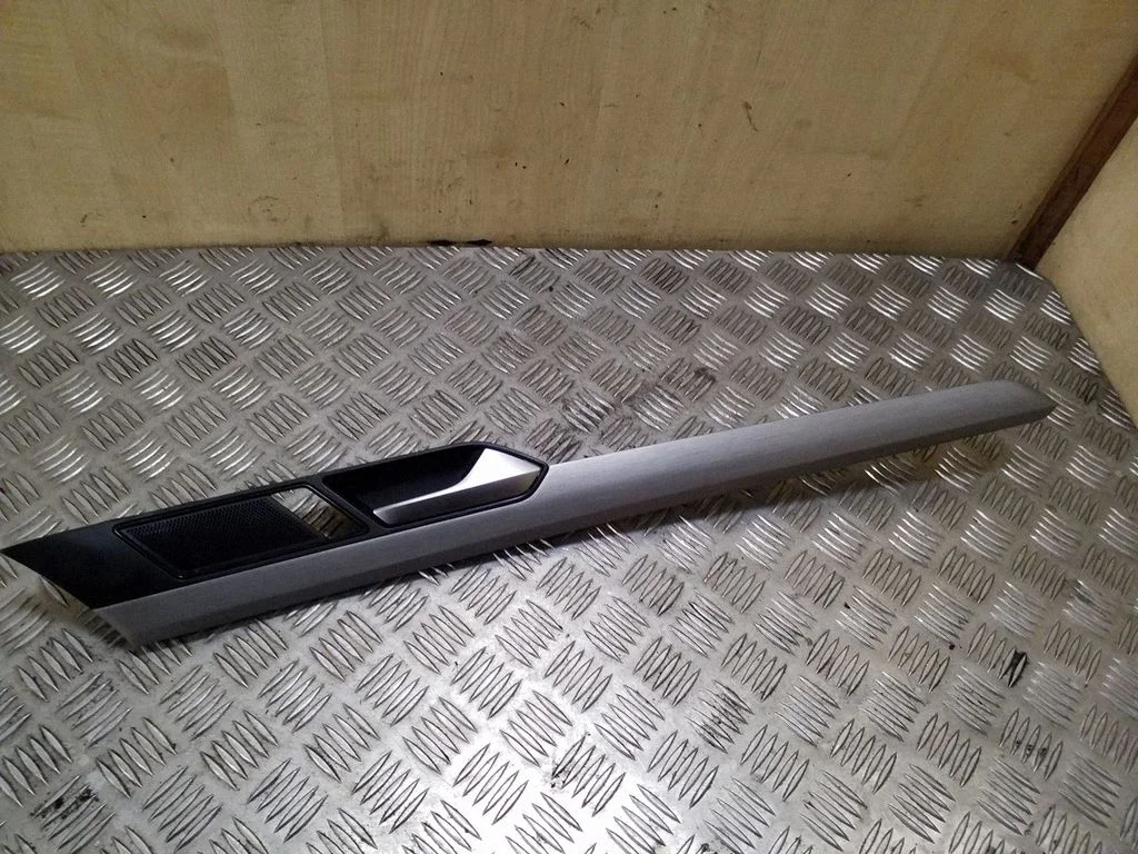 Eesmise ukse viimistlusriba – Volkswagen Passat CC (2008-2016)