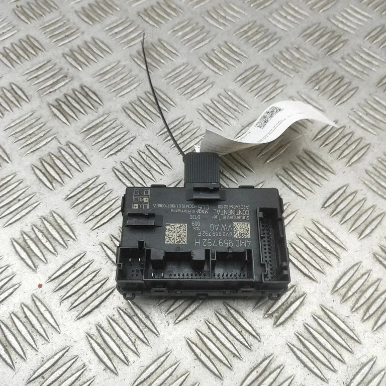 Durvju elektronikas vadības bloks 4M0959792F