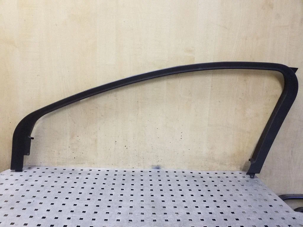 Kita priekinių durų apdailos detalė