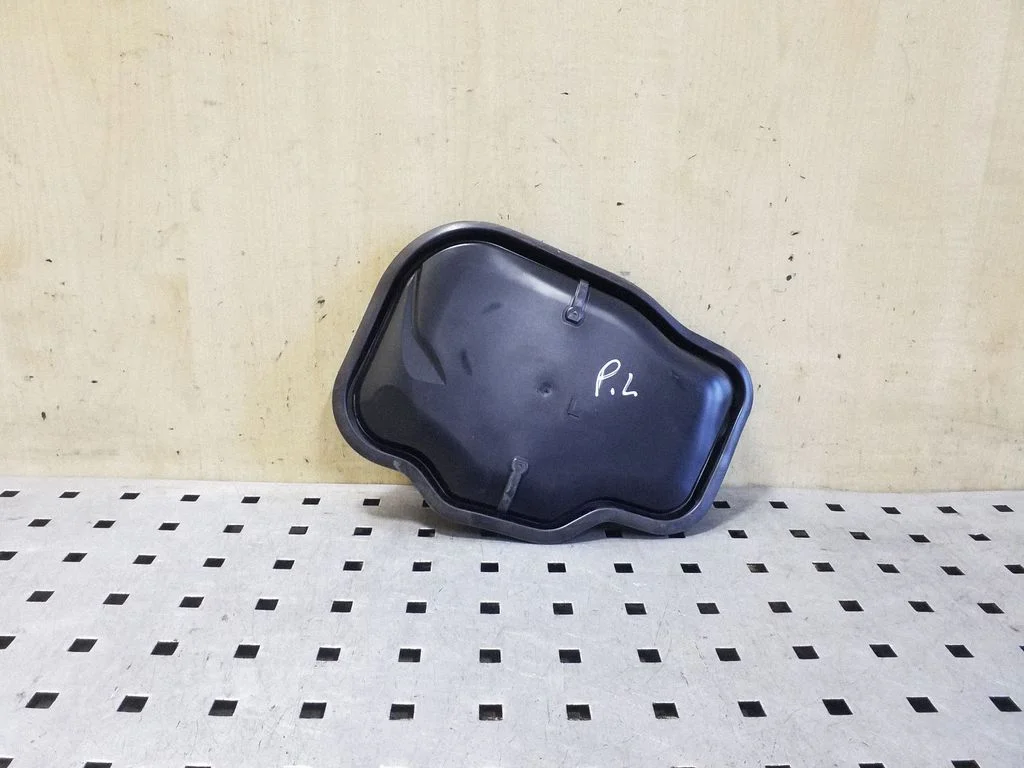 Kita priekinių durų apdailos detalė
