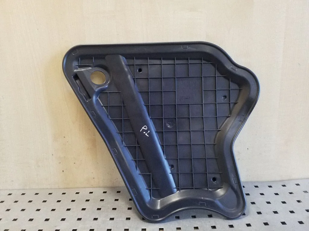 Kita priekinių durų apdailos detalė