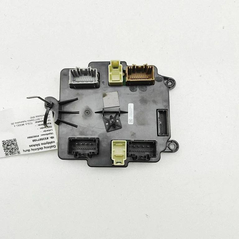 Durvju elektronikas vadības bloks – Tesla Model S (2012-)