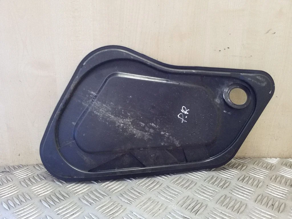 Cita priekšējo durvju apdares detaļa 8T8837916