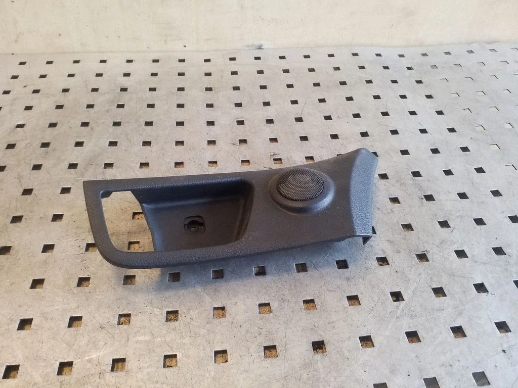 Other front door trim element 826111F010