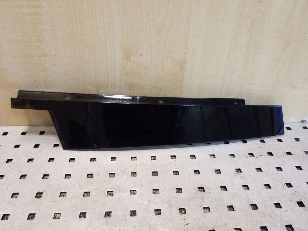 Other front door trim element – left