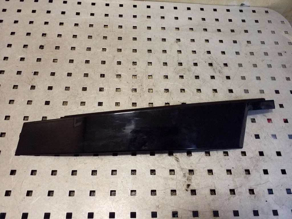 Other front door trim element – right