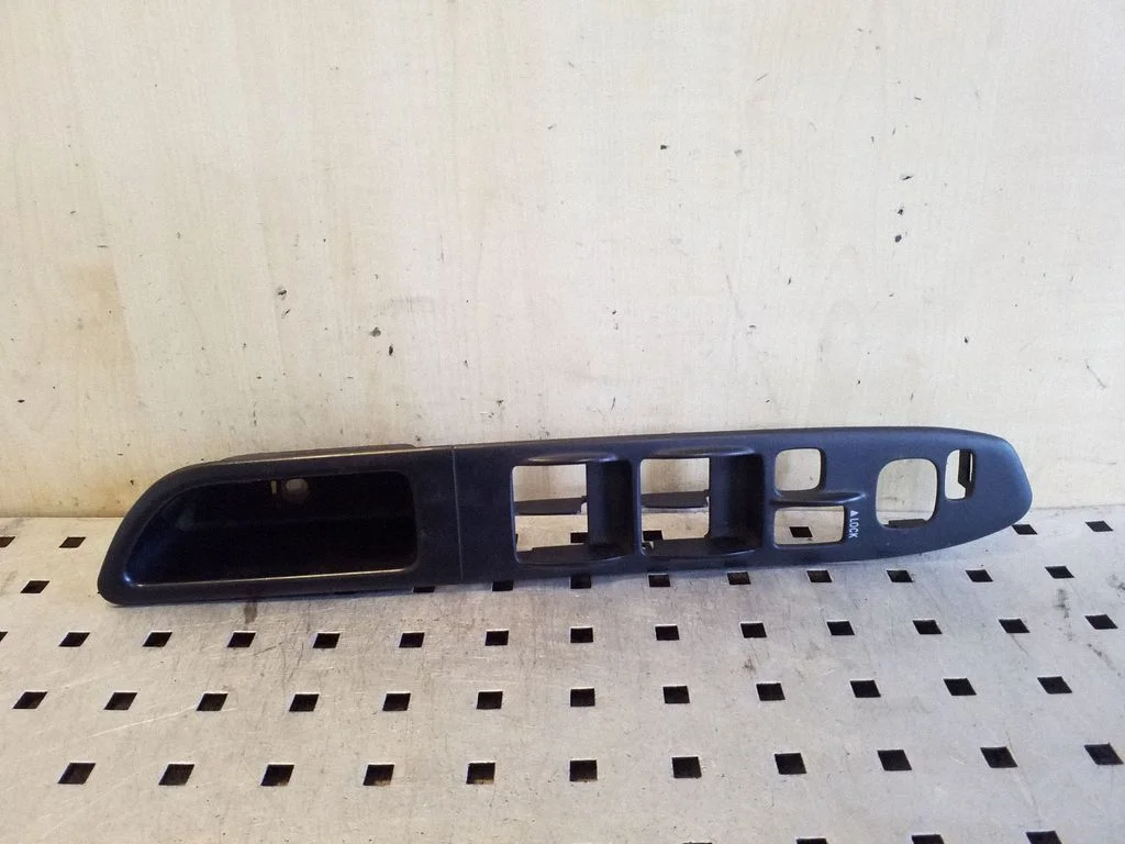 Ramka przełącznika szyb przednich – Subaru Forester SG (2003-2005), prawa