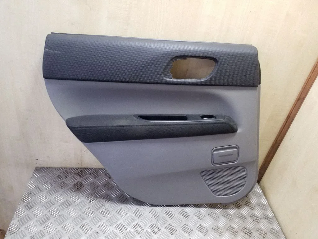Boczek drzwi tylnych 94223SA030 – Subaru Forester SG (2003-2005)