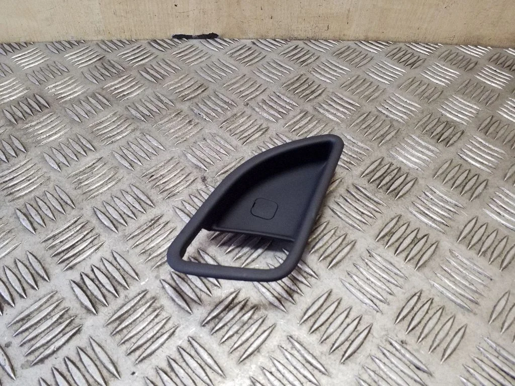 Kita galinių durų apdailos detalė