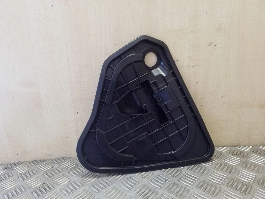 Cita aizmugurējo durvju apdares detaļa 8T8839915