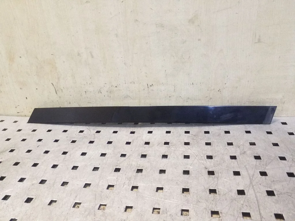 Other rear door trim element – left