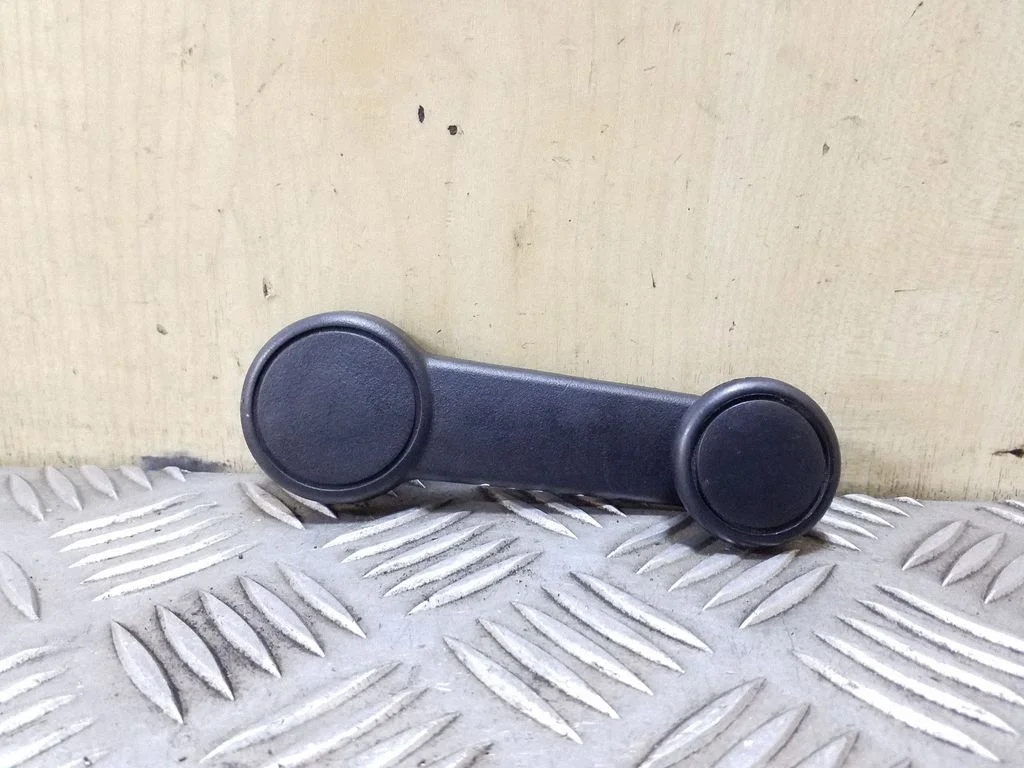 Rear door window winding handle – Ford Galaxy (2006-2015)