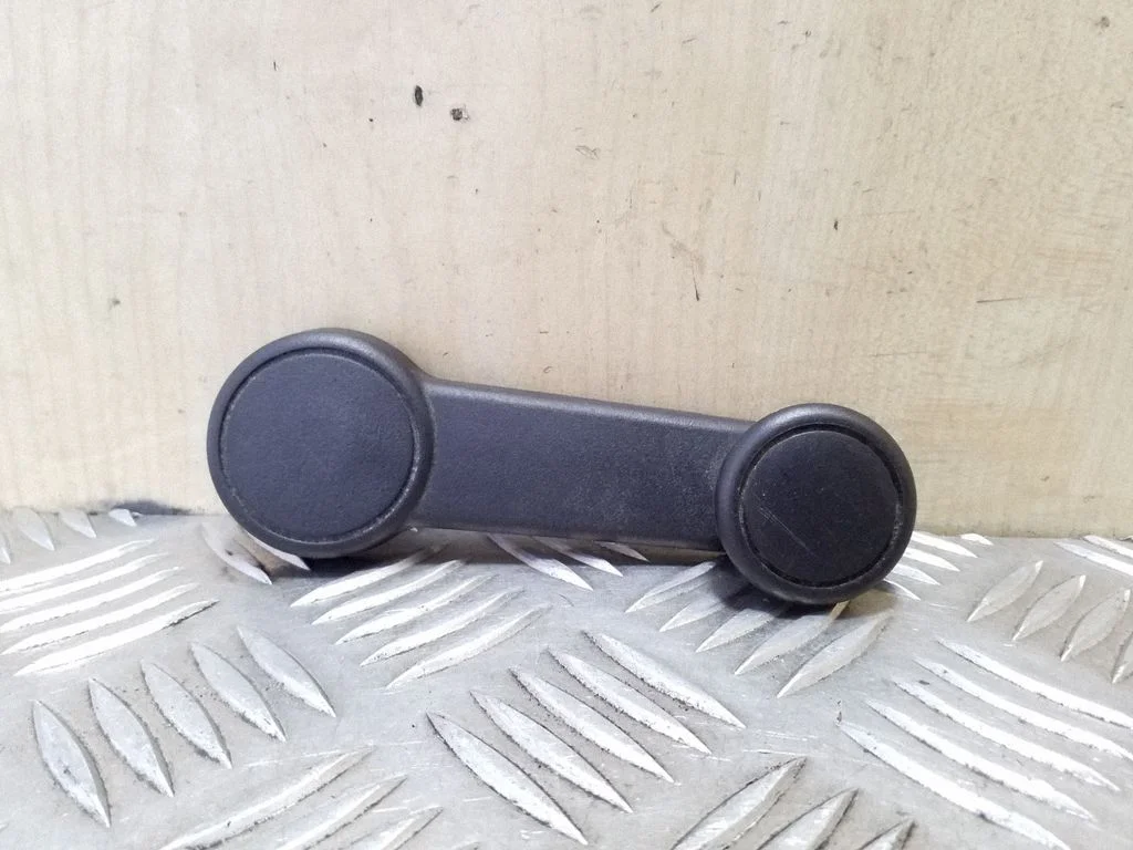 Rear door window winding handle – Ford Focus (2010-2017)
