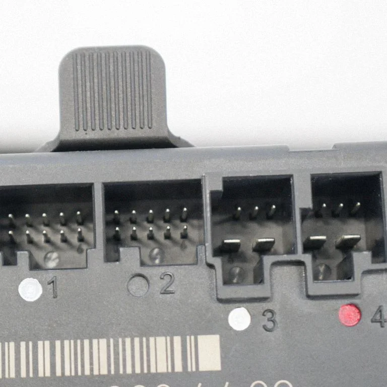 Durvju elektronikas vadības bloks – priekšējā kreisā