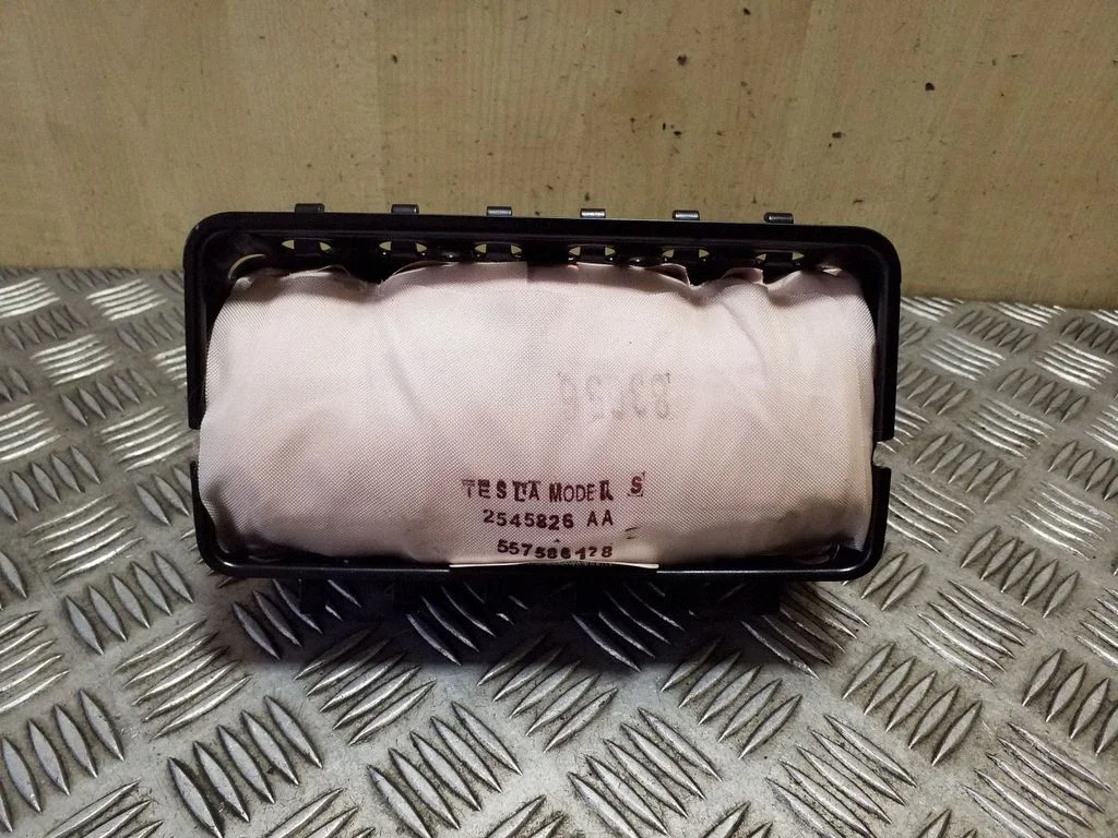 Passenger airbag – Tesla Model S (2012-)