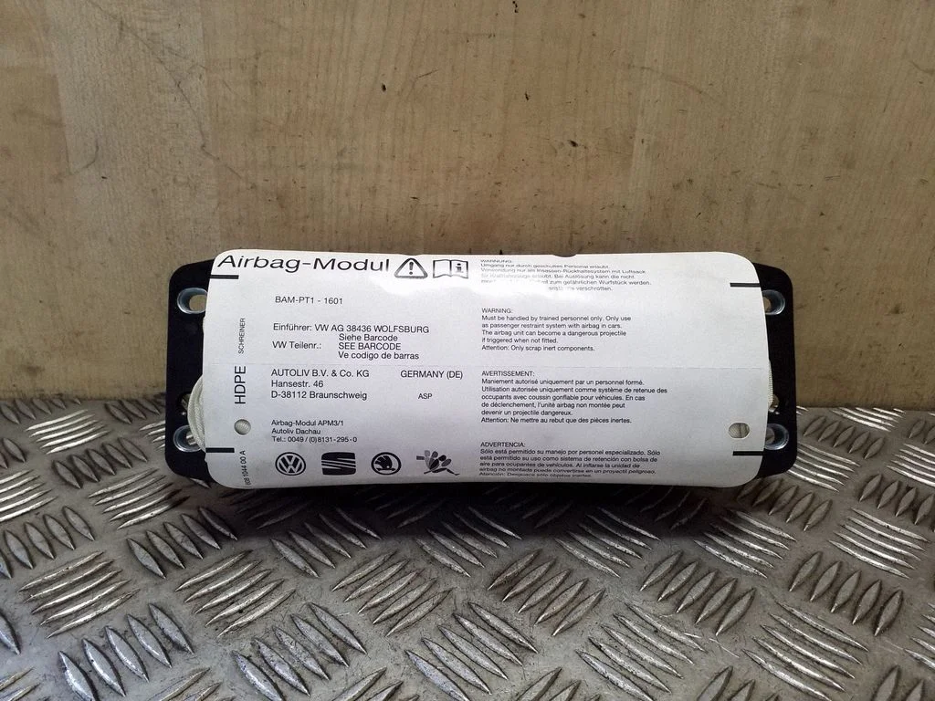 Kõrvalistuja turvapadi 608104400A