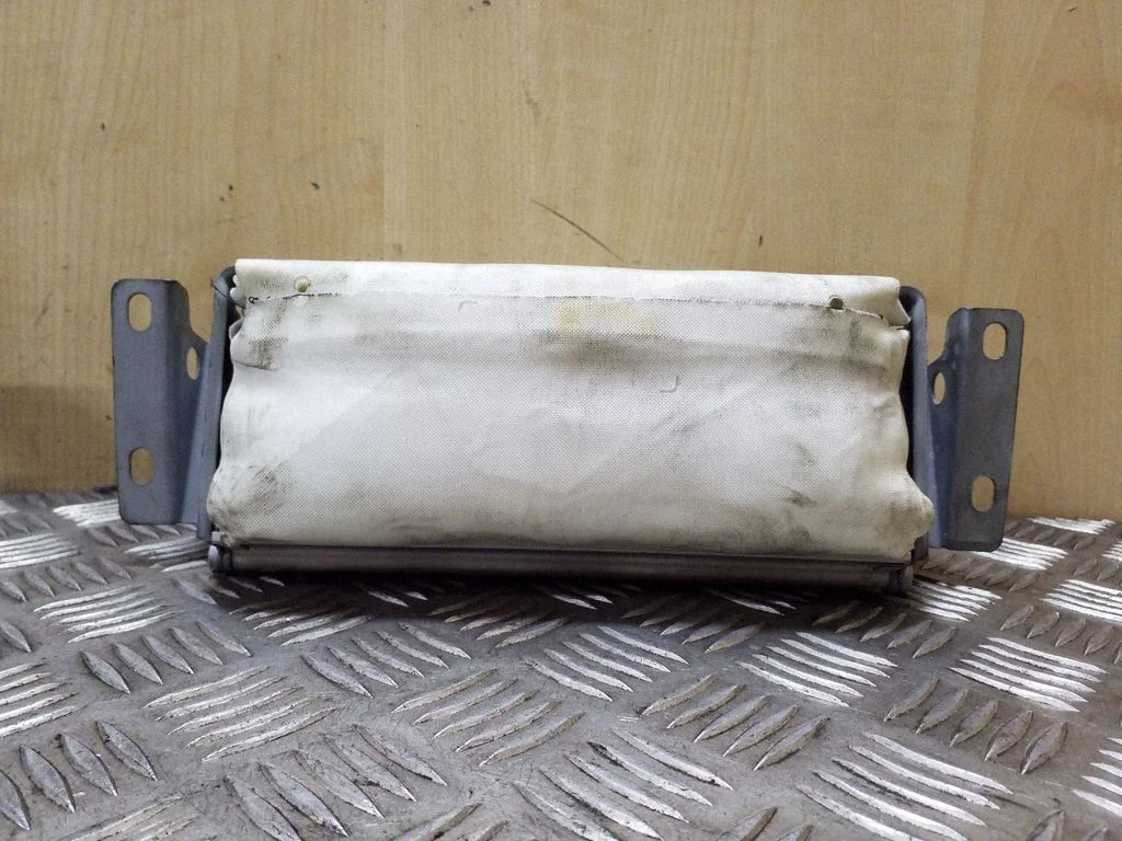 Kõrvalistuja turvapadi 7L0880202
