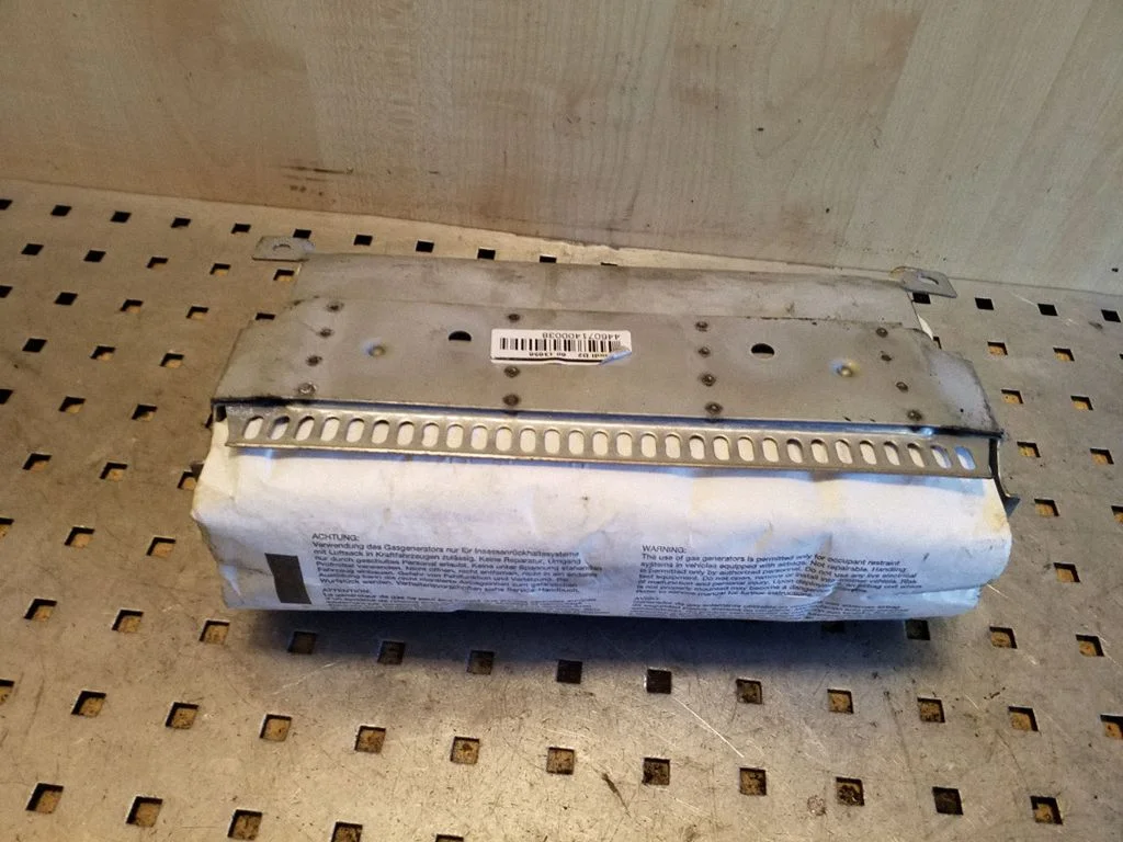 Pasažiera drošības spilvens – Audi A8 S8 D2 4D (1994-2002)