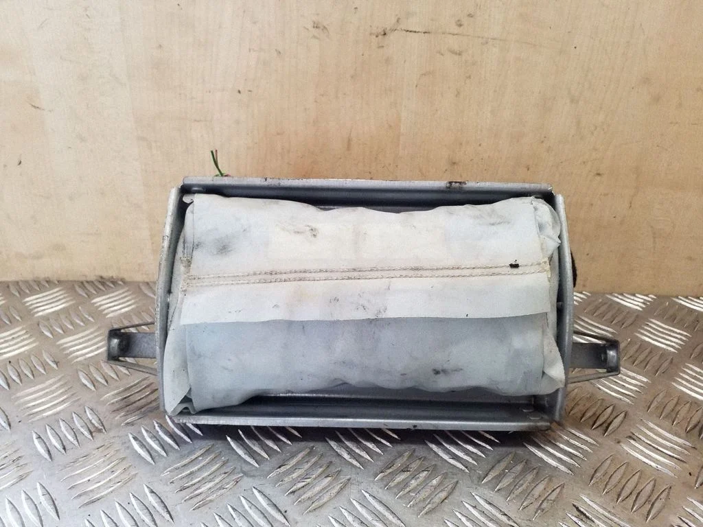 Kõrvalistuja turvapadi 30812727