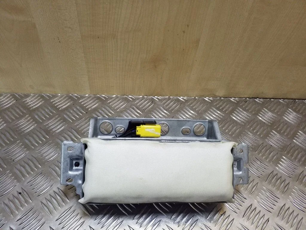 Kõrvalistuja turvapadi 7M3880204D
