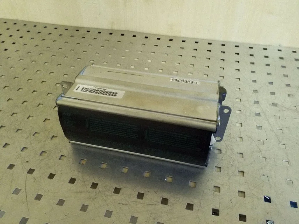 Kõrvalistuja turvapadi 4B1880204G