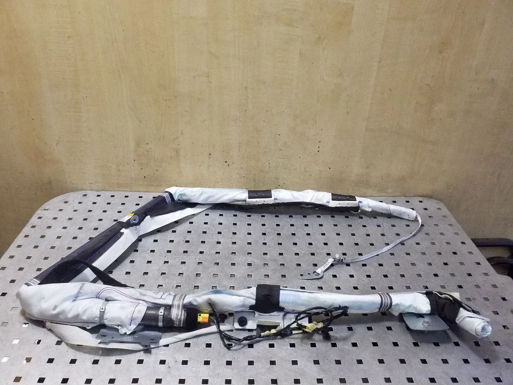 Roof airbag DS73A042D95AJ
