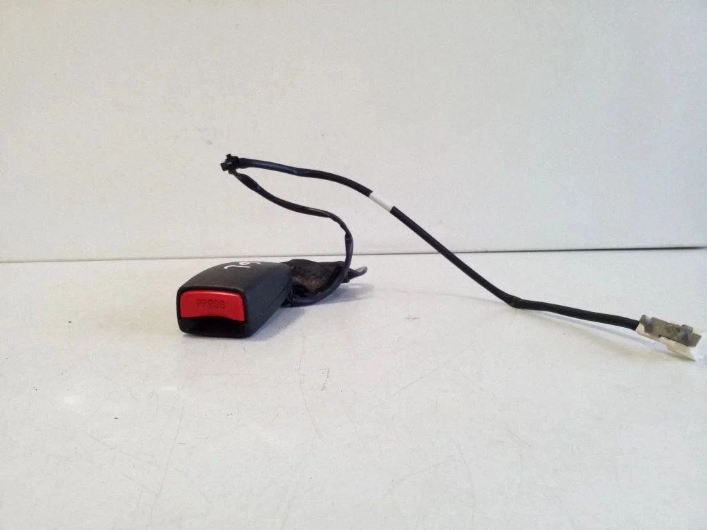 Aizmugurējās drošības jostas sprādze G2285