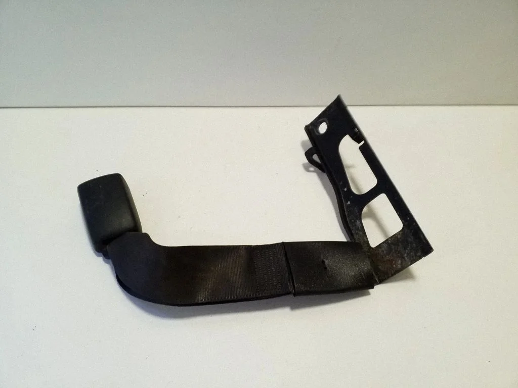 Rear seatbelt buckle – Lexus RX III (2008-2015)