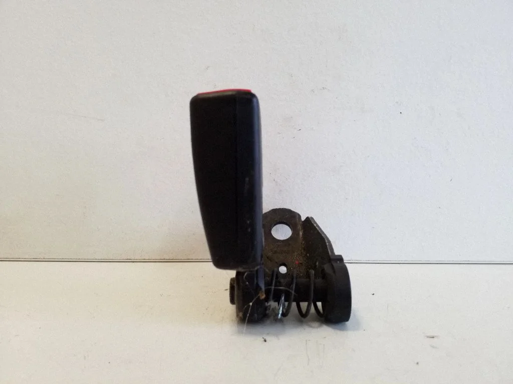 Rear seatbelt buckle – BMW X3 E83 (2003-2010)