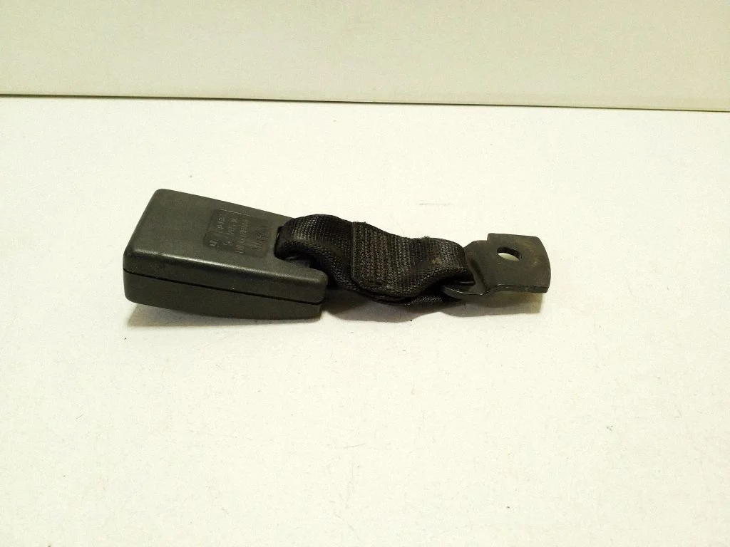 Rear seatbelt buckle 13140363